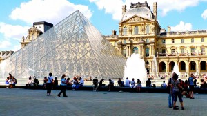 A pirâmide (não-invertida) do Museu do Louvre