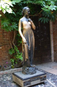 Estátua da Julieta, logo abaixo do balcão