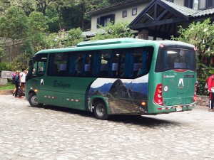 Ônibus que leva de Águas Calientes à Machu Picchu