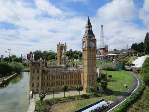 Big Ben e Torre Eiffel na mesma foto? Só na MiniEuropa.