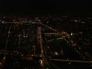 Vista da Torre Eiffel à noite