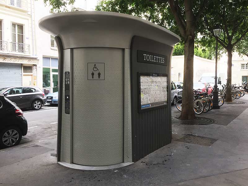Banheiro público em Paris