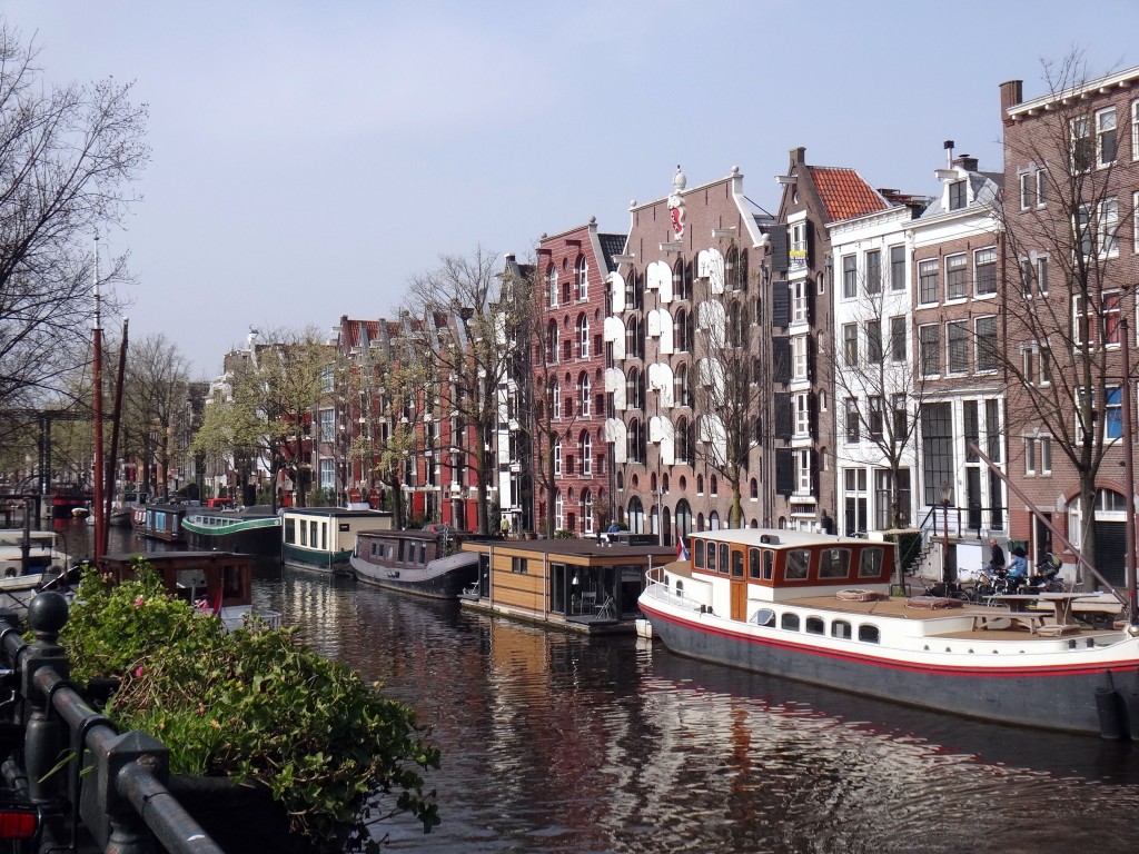Luciana recomenda viajar sozinho para Amsterdã, Holanda.