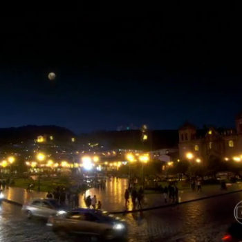 A Plaza de Armas de Cuzco ganha uma cena noturna
