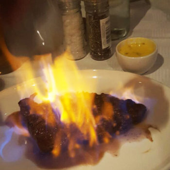 Filé chateaubriand flambado na mesa