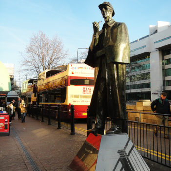 Estátua na saída do metrô