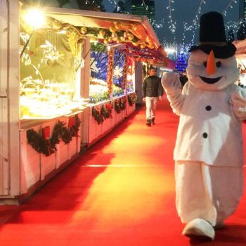 Boneco de neve passeando no mercado